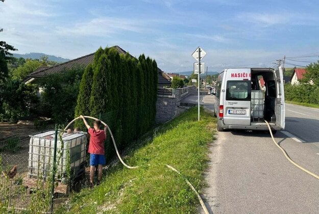 Počas leta pomáhajú záhradkárom hasiči. (zdroj: DHZ Oškerda)