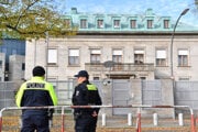 Policajti pri izraelskom veľvyslanectve v Berlíne.