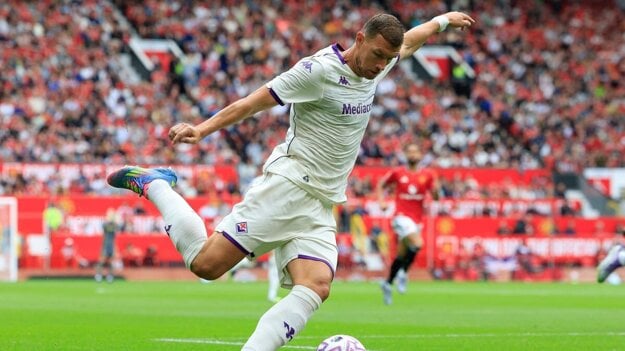 Edin Džeko v drese Fiorentiny (zdroj: REUTERS)