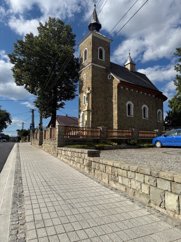 Chodník v centre dediny po rekonštrukcii. (zdroj: OcÚ Oravská Polhora)