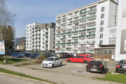 Obyvatelia bytových domov na Bystrickej parkujú na mestskom parkovisku pred reštauráciou. Zákaz vjazdu ich prekvapil. 