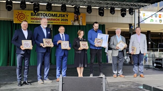 Predstavitelia samospráv a nadácie s oceneným drotárom Jozefom Šabom. (zdroj: Pavol Stolárik)