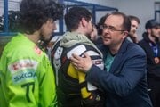 Majiteľ klubu Vlci Žilina Rastislav Chovanec v šatni s hráčmi po siedmom semifinálovom zápase v Nitre.