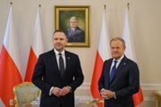 Poľský prezident Karol Nawrocki (vľavo) a poľský premiér Donald Tusk.