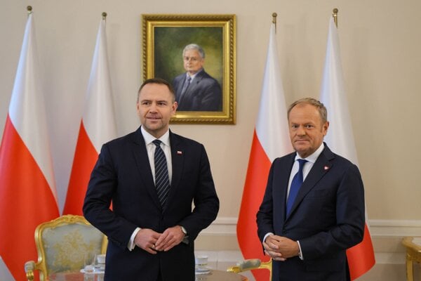 Poľský prezident Karol Nawrocki (vľavo) a poľský premiér Donald Tusk.