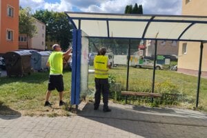 Mesto dalo zastávky po upozornení vyčistiť.