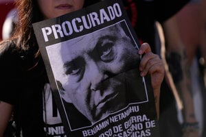 Protestujúca v hlavnom brazílskom meste Brazília drží v rukách plagát s tvárou izraelského premiéra Benjamina Netanjahua a nápisom Hľadaný.