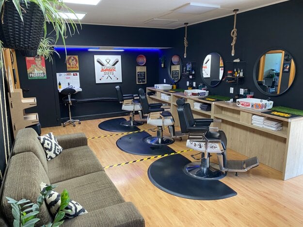 (zdroj: Strong barber cuts)