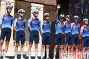 Cyklisti tímu Israel - Premier Tech počas prezentácie pred začiatkom Vuelty 2025.