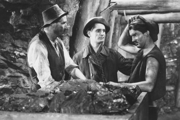Záber z filmu Varuj - Paľo Bielik, Mikuláš Huba a Július Pántik. 
