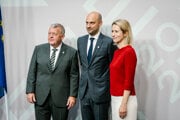 Dánsky minister zahraničných vecí Lars Lökke Rasmussen (vľavo), francúzsky minister zahraničných vecí Jean-Noël Barrot (uprostred) a viceprezidentka Európskej komisie Kaja Kallasová.