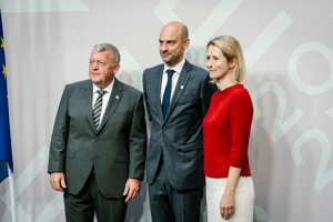 Dánsky minister zahraničných vecí Lars Lökke Rasmussen (vľavo), francúzsky minister zahraničných vecí Jean-Noël Barrot (uprostred) a viceprezidentka Európskej komisie Kaja Kallasová.