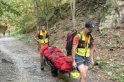 Českú 14-ročnú turistku preniesli na nosidlách k sanitke. 