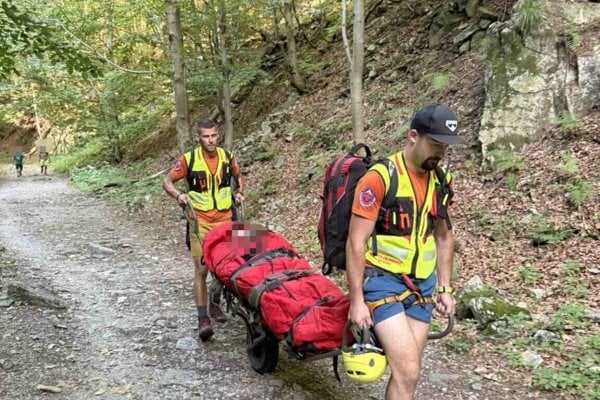 Českú 14-ročnú turistku preniesli na nosidlách k sanitke. 