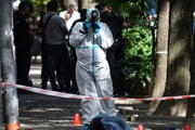 Policajti dokumentujú miesto vraždy politika Parubija.