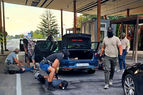 Počas policajnej akcie, ktorá prebiehala na viacerých miestach v rámci Slovenska.