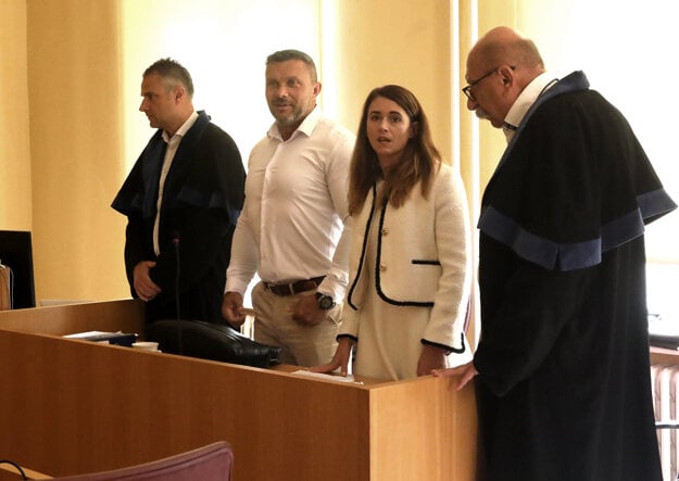 Na snímke vpravo obhajca Ľubomír Hrežďovič, tretí sprava podpredseda Republiky Miroslav S. a jeho stranícka kolegyňa Ivana S. (druhá sprava). (zdroj: TASR/Ján Krošlák)