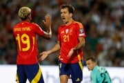 Lamine Yamal a Mikel Oyarzabal oslavujú gól