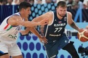 Simone Fontecchio a Luka Dončič.