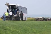 Nehodu pri Drienovci neprežil vodič autobusu, zranenia utrpelo 28 ľudí.