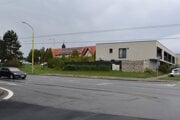 Priechod pre chodcov bol kedysi v týchto miestach. Ešte pred modrou škodovkou.