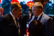 Slovenský premiér Robert Fico a ruský minister zahraničných vecí Sergej Lavrov v Pekingu, kde boli na oslavách konca druhej svetovej vojny v Ázii.