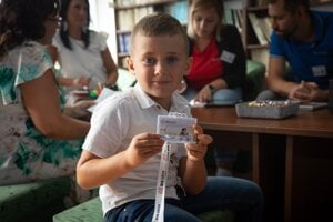 V prvý školský deň dostali deti v Banskobystrickom kraji dopravnú kartu, aby sa už nemuseli obávať, že na cestu nezostanú peniaze.