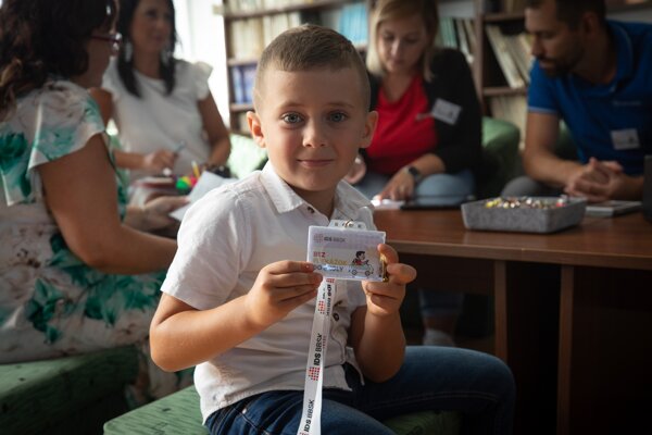 V prvý školský deň dostali deti v Banskobystrickom kraji dopravnú kartu, aby sa už nemuseli obávať, že na cestu nezostanú peniaze.