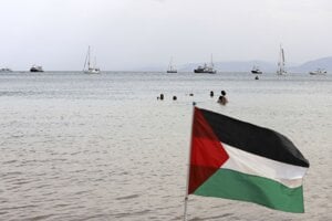 Flotila iniciatívy Global Sumud Flotilla pri pobreží Tuniska.