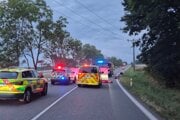 Jedného zraneného dopravil do nemocnice záchranársky vrtuľník.