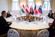 Ministri zahraničných vecí zľava Péter Szijjártó (Maďarsko), Beate Meinlová-Reisingerová (Rakúsko), Juraj Blanár (Slovensko), Jan Lipavský (Česko) a Tanja Fajonová (Slovinsko) počas stretnutia v Tomášove.