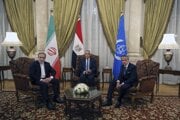 Egyptský minister zahraničných vecí Badr Abdelatty (v strede), iránsky šéf diplomacie Abbás Arakčí (vľavo) a riaditeľ Medzinárodnej agentúry pre atómovú energiu Rafael Grossi počas stretnutia v Káhire 9. sepzembra.