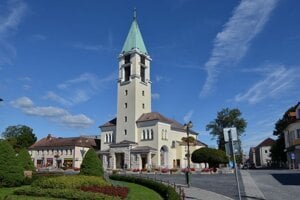 Vpravo od kostola je cesta vydláždená. 