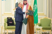 Saudskoarabský korunný princ Muhammad bin Salmán a pakistanský premiér Šáhbáz Šaríf.