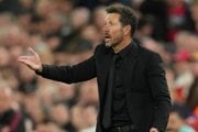 Diego Simeone dáva hráčom inštrukcie počas zápasu FC Liverpool - Atlético Madrid v ligovej fáze Ligy majstrov 2025/2026.