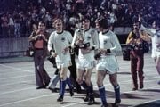 Zľava Ján Pivarník, Anton Ondruš a Ladislav Jurkemik už v nemeckých dresoch a s trofejou po finále ME 1976 vo futbale.