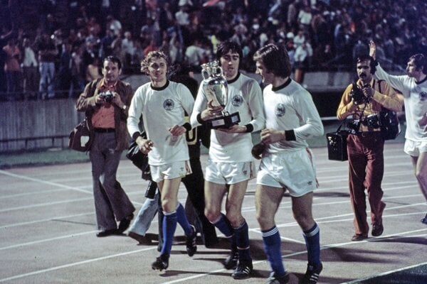 Zľava Ján Pivarník, Anton Ondruš a Ladislav Jurkemik už v nemeckých dresoch a s trofejou po finále ME 1976 vo futbale.