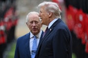 Donald Trump a kráľ Karol III. v sprievode britskej kráľovskej stráže. 