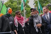 Spevák Liam O'Hanna je obvinený z podpory zakázanej organizácie.