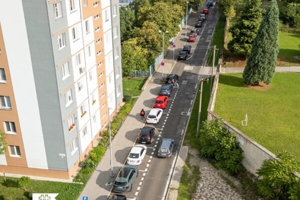 Palánok, vzadu vidieť budovu párovského gymnázia.  