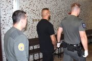 Róberta Gábora odvádza justičná stráž do výkonu trestu.