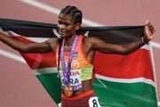 Kenská atlétka Lilian Odirová oslavuje zisk zlatej medaily