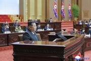 Kim Čong-un počas prejavu v severokórejskom parlamente.