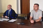 Na hlavnom pojednávaní. Vľavo obhajca Sergej Romža, vpravo jeho klient Ivan M.
