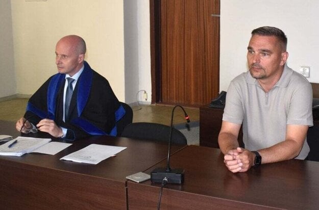 Na hlavnom pojednávaní. Vľavo obhajca Sergej Romža, vpravo jeho klient Ivan M. (zdroj: Korzár/Róbert Bejda)