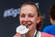 Viktória Chladoňová so striebornou medailou z časovky U23 na MS v cyklistike 2025.