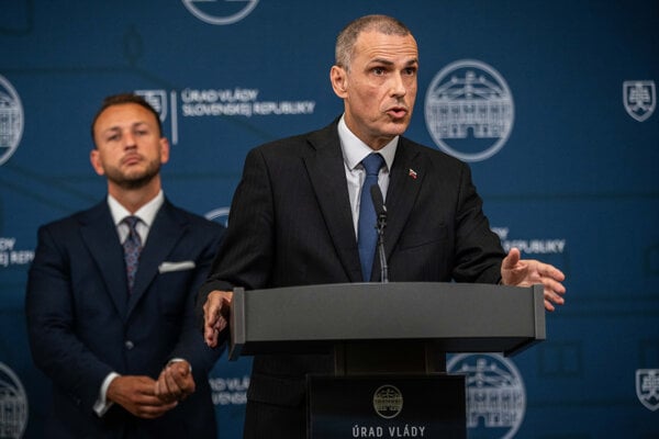 Generálny prokurátor Maroš Žilinka, v pozadí minister vnútra Matúš Šutaj Eštok.