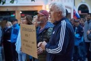 Martičnania sa pripojili k protestujúcim na Slovensku.