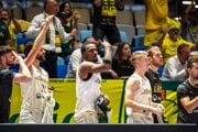 Hráči Patrioti Levice s fanúšikmi počas duelu s BC Kalev/Cramo.
