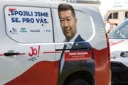 Auto s polepom predsedu hnutia Sloboda a priama demokracia (SPD) Tomiom Okamurom v Prahe 18. septembra 2025. Hnutie sa do volieb do Poslaneckej snemovne v roku 2025 spojilo so stranami Slobodní, Trikolora a Právo Rešpekt Odbornosť(PRO).